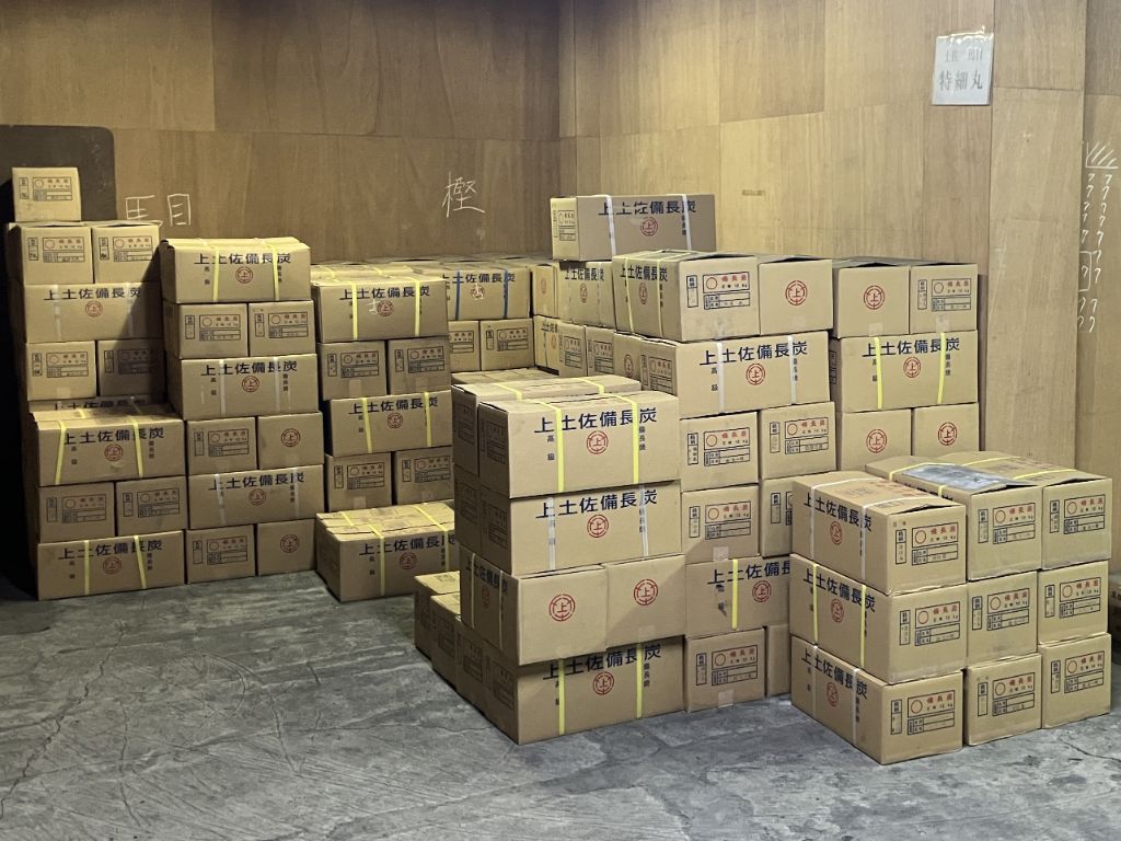 土佐備長炭が積まれた倉庫